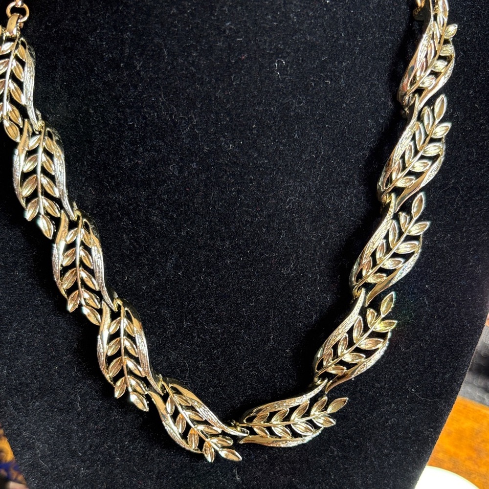 Lisner gold leaf choker necklace
